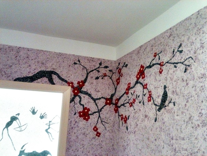 Особенности рисунков жидкими обоями на стене