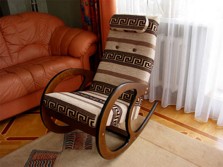 Кресло-качалка с мягкой обивкой 