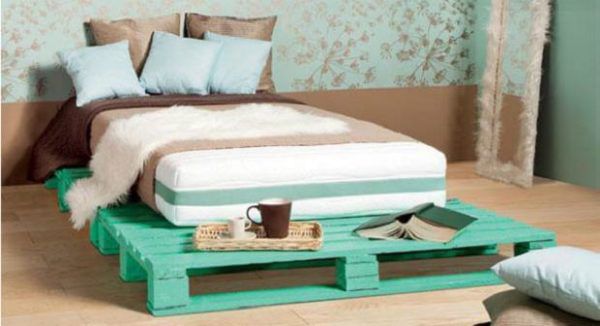 Соберите каркас кровати, закрепите и постелите на него матрас