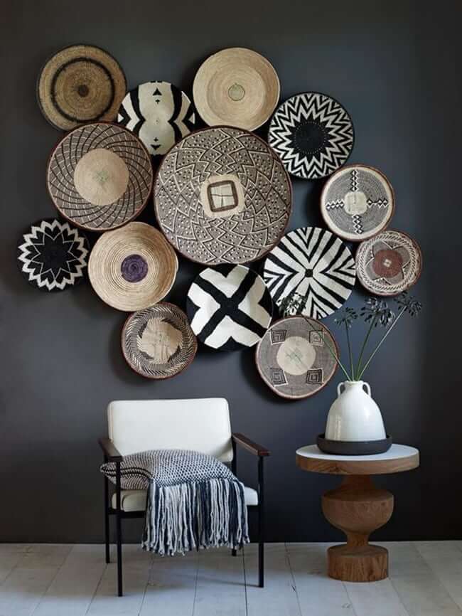 Стена украшенная красивыми тарелками различных форм