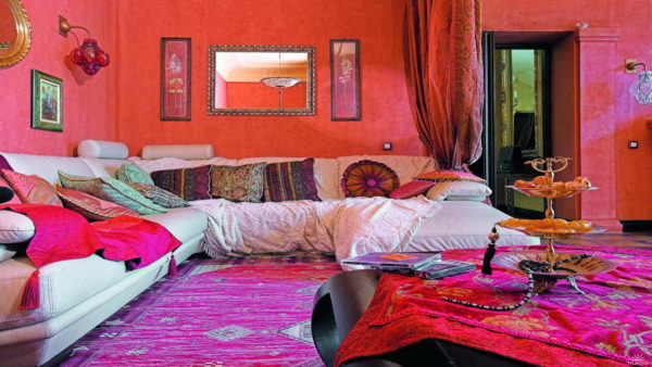 Марокканское направление с арками, витиеватыми узорами, мозаикой, металлическими светильниками и обилием подушек и яркой палитры