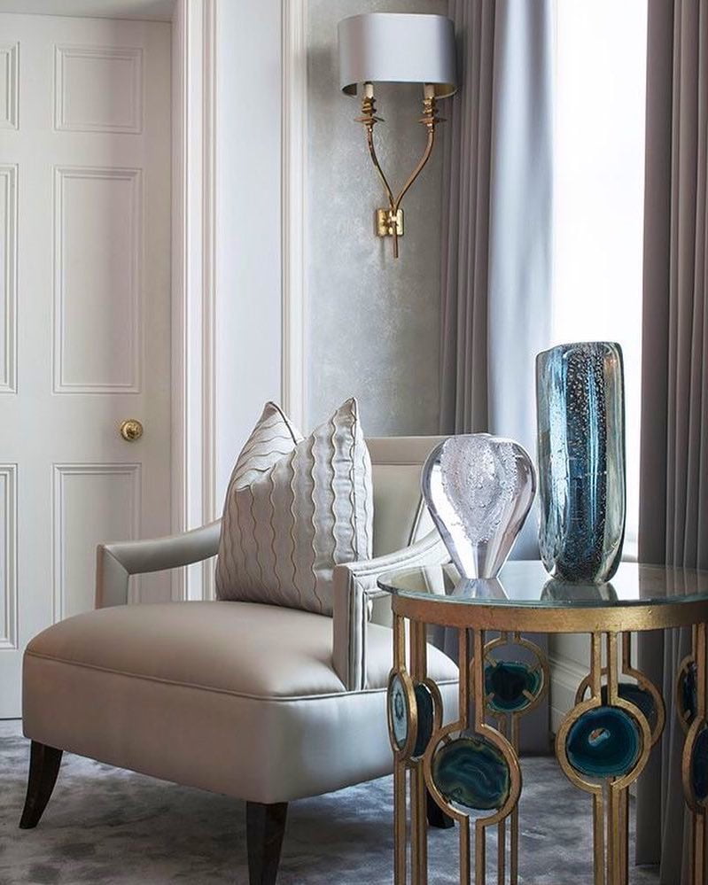Винтажное кресло с перламутровой обивкой как незаменимый аксессуар для гостиной в стиле арт-деко