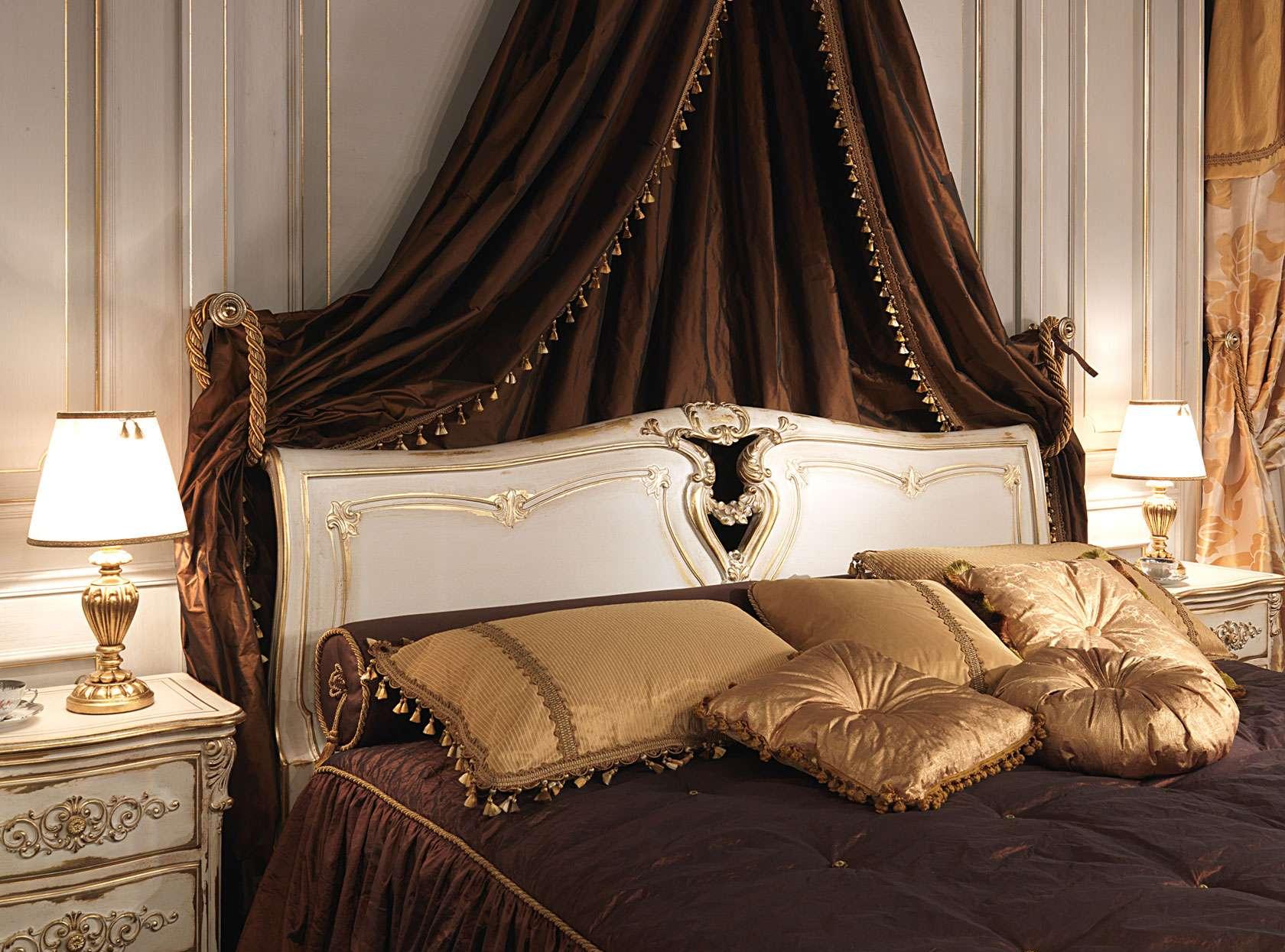 Плотный коричневый балдахин в классической спальне
