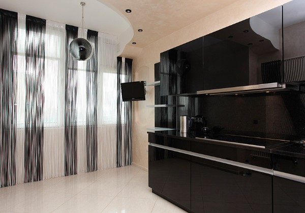 чёрно-белые шторы нити в интерьере современной кухни 