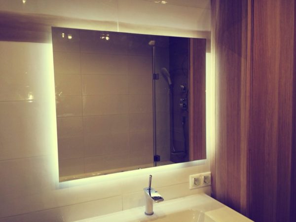 В ванной комнате любые провода и прочие детали, способные вызвать замыкание, должны быть надежно спрятаны
