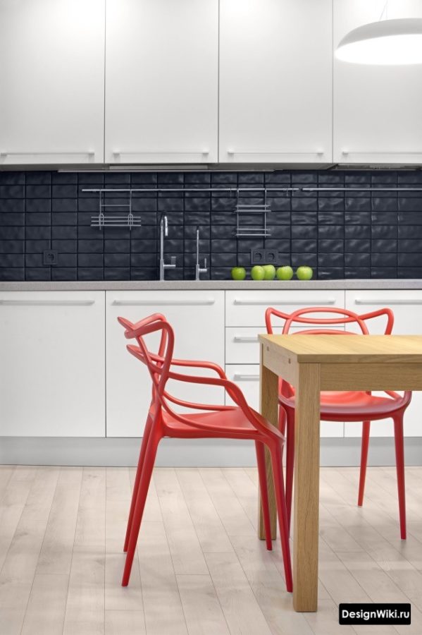 Красный дизайнерский стул в белой кухне
