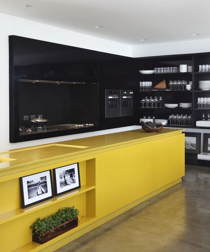 Черно-желтая кухня в современном стиле