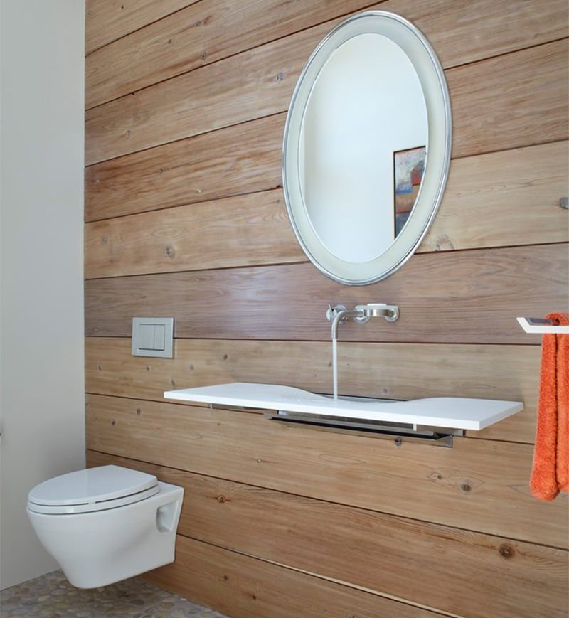 Узкая раковина в туалете с деревянными стенами