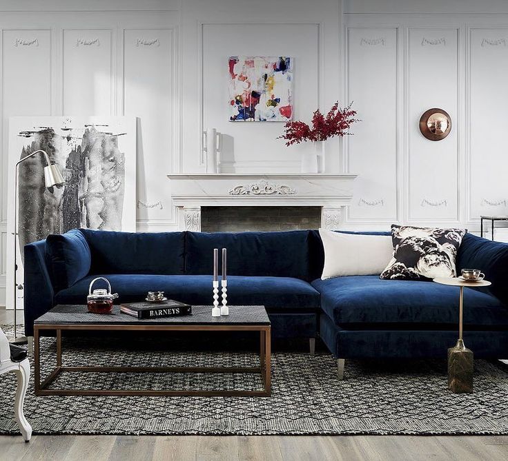 Синий диван в белом интерьере