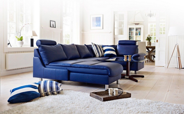 Синий диван в белом интерьере 
