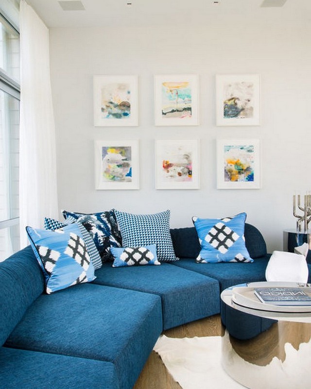 Синий диван в белом интерьере