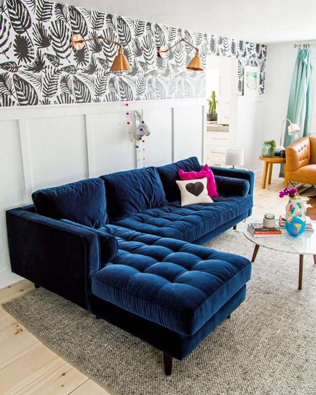 Синий диван в белом интерьере гостиной городской квартиры