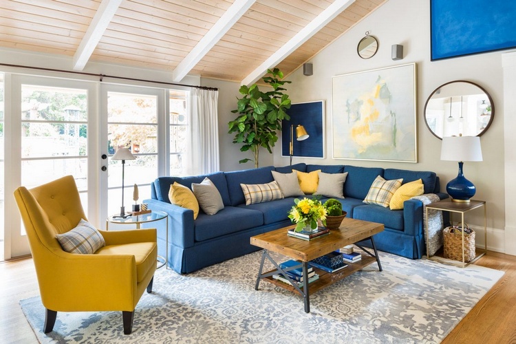 Синий диван сочетание с желтым фото в интерьере