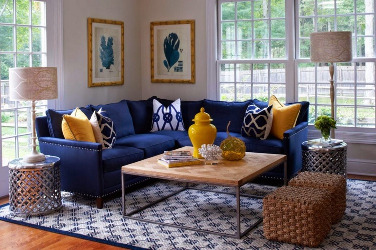 Синий диван в бежевом интерьере гостиной фото