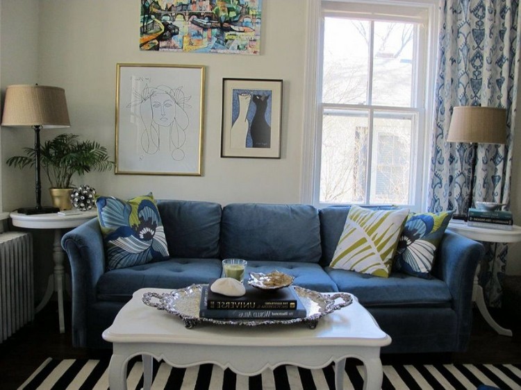 Синий диван в гостиной с чем сочетать фото