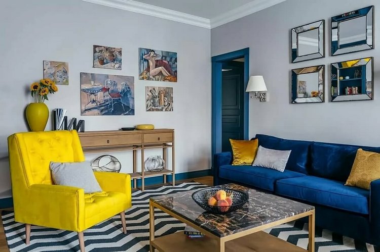 Синий диван сочетание с другими цветами: желтый