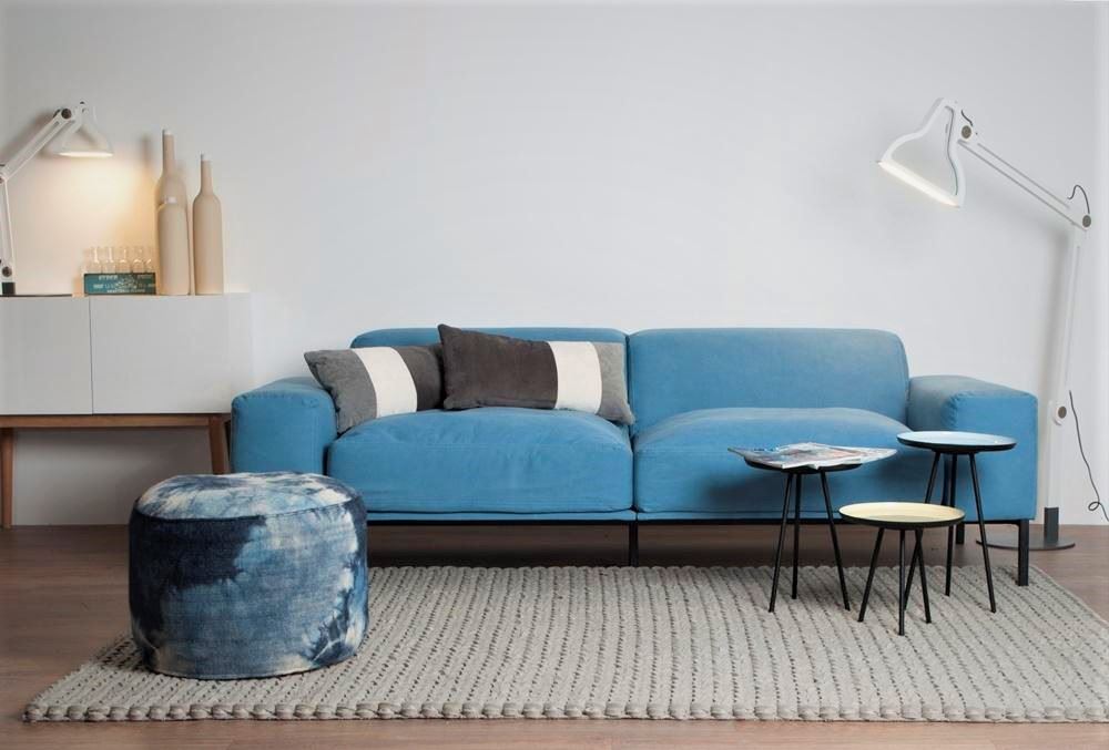 Синий диван в гостиной с чем сочетать фото
