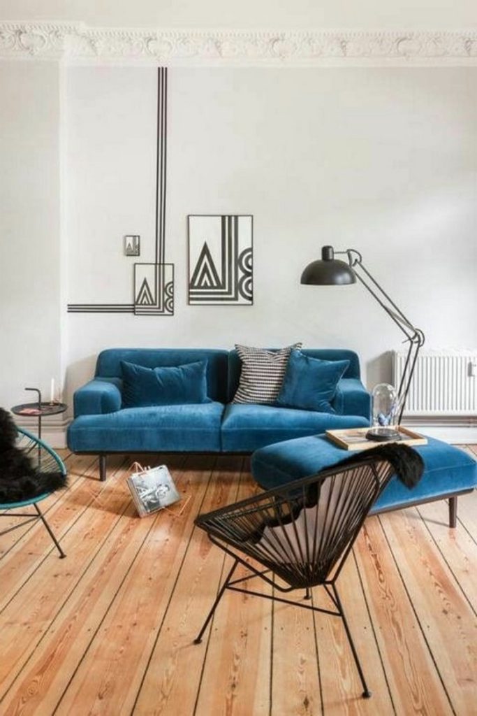 Синий диван в скандинавском интерьере 